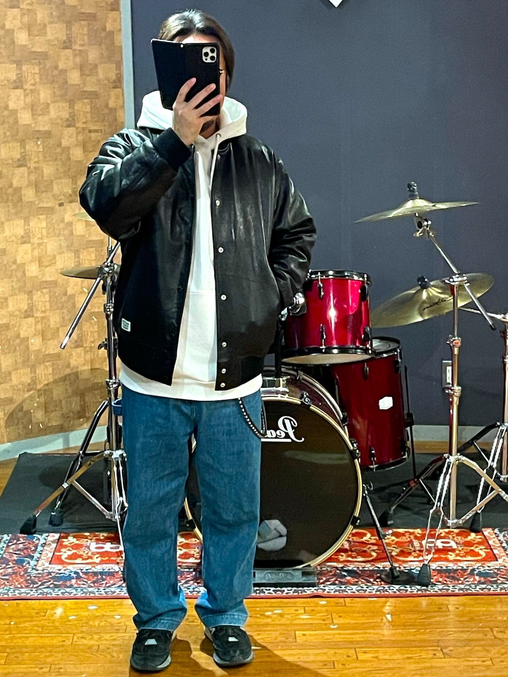 「WACKO MARIA、wtaps、New Balance、レザージャケット、パーカー、デニム、ペインターパンツ、スニーカー、スタジャン、ビッグシルエット、大人カジュアル、カジュアル、シンプル、大人コーデ、今日のコーデ」｜「WACKO MARIAのアイテム（スタジャン、ブラック系）」を使った、minetoraさん（メンズ・171cm）の冬コーディネートの1枚目の写真