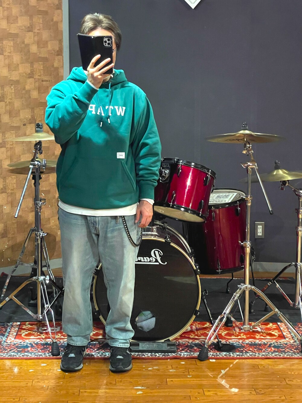 「wtaps、Liberaiders、New Balance、パーカー、デニム、スニーカー、カジュアル、ストリート、ラフ、お洒落さんとつながりたい、いいね、save、フォローお願いします🤑、ビッグシルエット、オーバーサイズ、大人カジュアル、今日のコーデ」｜「WTAPSのアイテム（パーカー、グリーン系）」を使った、minetoraさん（メンズ・171cm）の秋コーディネートの1枚目の写真