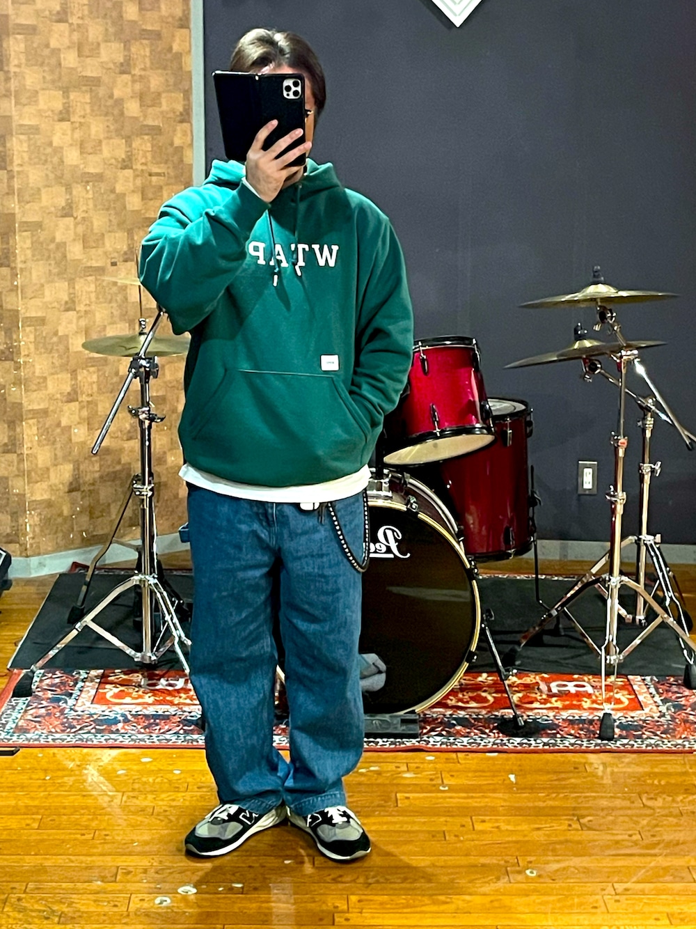 「wtaps、New Balance、スニーカー、パーカー、デニム、ペインターパンツ、ストリート、カジュアル、大人カジュアル、シンプルコーデ、いいね、save、フォローお願いします🤑、おしゃれさんと繋がりたい、ビッグシルエット、メンズコーデ、オトナカジュアル」｜「WTAPSのアイテム（パーカー、グリーン系）」を使った、minetoraさん（メンズ・171cm）の秋コーディネートの1枚目の写真