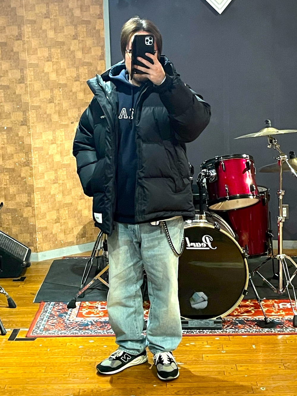 「wtaps、Liberaiders、シンプルスタイル、大人カジュアル、カジュアル、ビッグシルエット、メンズコーデ、オーバーサイズ、きれいめカジュアル、スニーカー、ダウンジャケット、デニム、いいね、save、フォローお願いします🤑、おしゃれさんと繋がりたい、冬コーデ」｜「WTAPSのアイテム（ダウンジャケット/コート、ブラック系）」を使った、minetoraさん（メンズ・171cm）の冬コーディネートの1枚目の写真