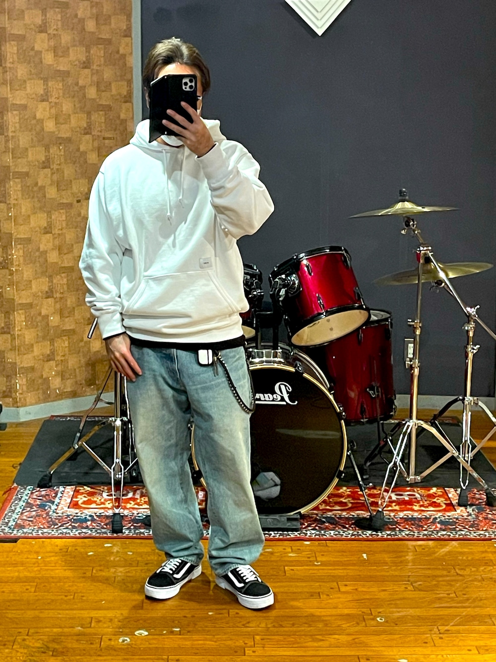 「wtaps、Liberaiders、VANS、ストリート、ラフ、シンプル、ビッグシルエット、大人カジュアル、大人コーデ、休日スタイル、メンズコーデ、今日のコーデ、おしゃれさんと繋がりたい、いいね、save、フォローお願いします🤑、UNIQLO」｜「WTAPSのアイテム（パーカー、ホワイト系）」を使った、minetoraさん（メンズ・171cm）の秋コーディネートの1枚目の写真