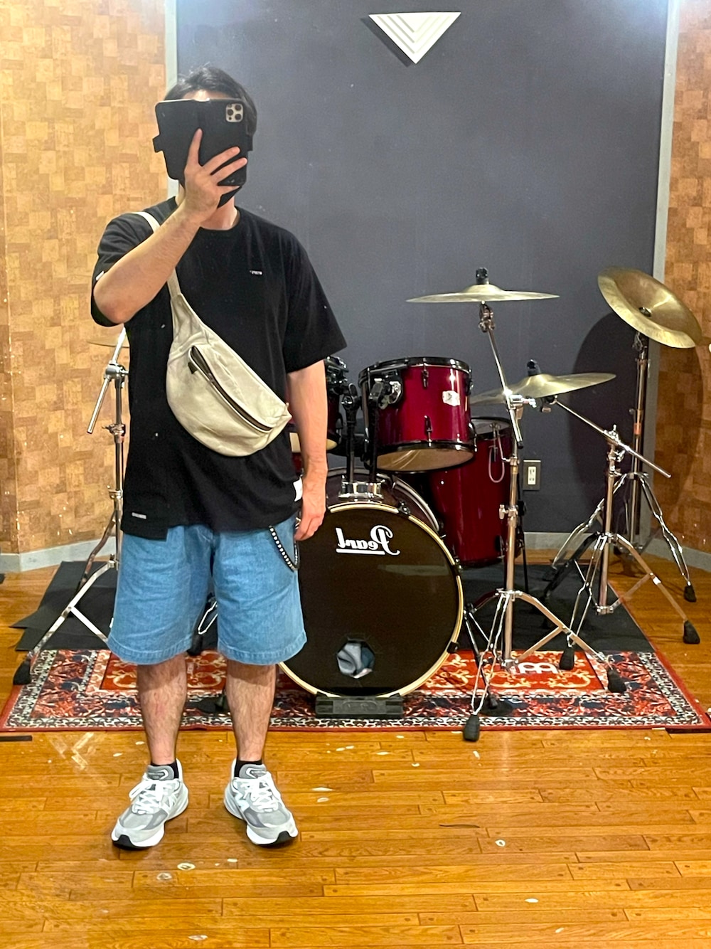 「Tシャツ、shorts、ストリート、ラフ、カジュアル、スニーカー、ミニバッグ、オトナカジュアル、wtaps、NEIGHBORHOOD、vanson、New Balance、CALEE、いいね、save、フォローお願いします🤑、メンズファッション」｜「NEIGHBORHOODのアイテム（Tシャツ/カットソー、ブラック系）」を使った、minetoraさん（メンズ・170cm）の秋コーディネートの1枚目の写真