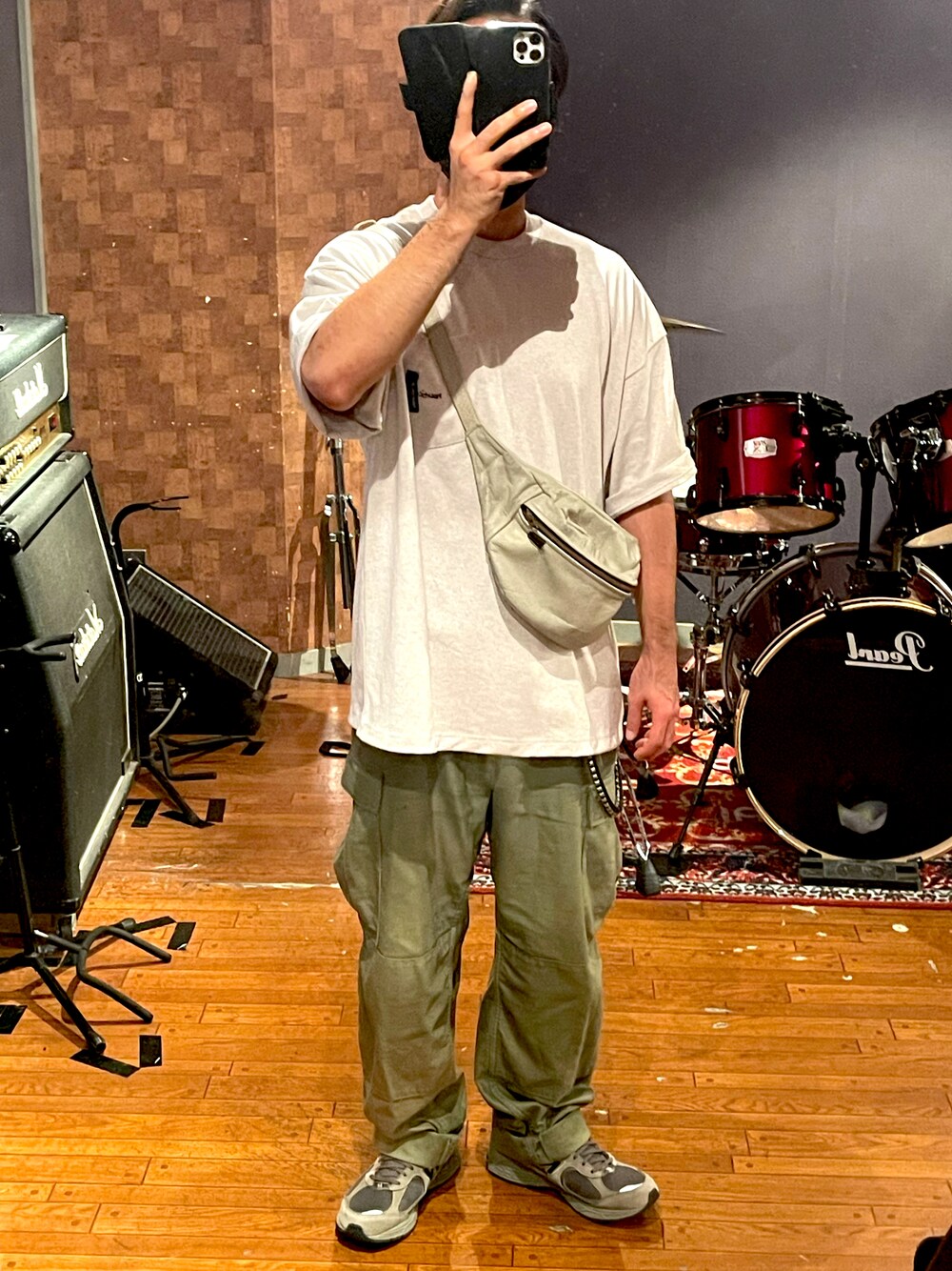 「休日スタイル、きれいめカジュアル、オトナカジュアル、ゆるコーデ、ストリート、シンプル、Tシャツ、カジュアル、オーバーサイズ、ビッグシルエット、カーゴパンツ、CALEE、New Balance、nautica、グレー」｜「NAUTICAのアイテム（Tシャツ/カットソー、グレー系）」を使った、minetoraさん（メンズ・170cm）の夏コーディネートの1枚目の写真