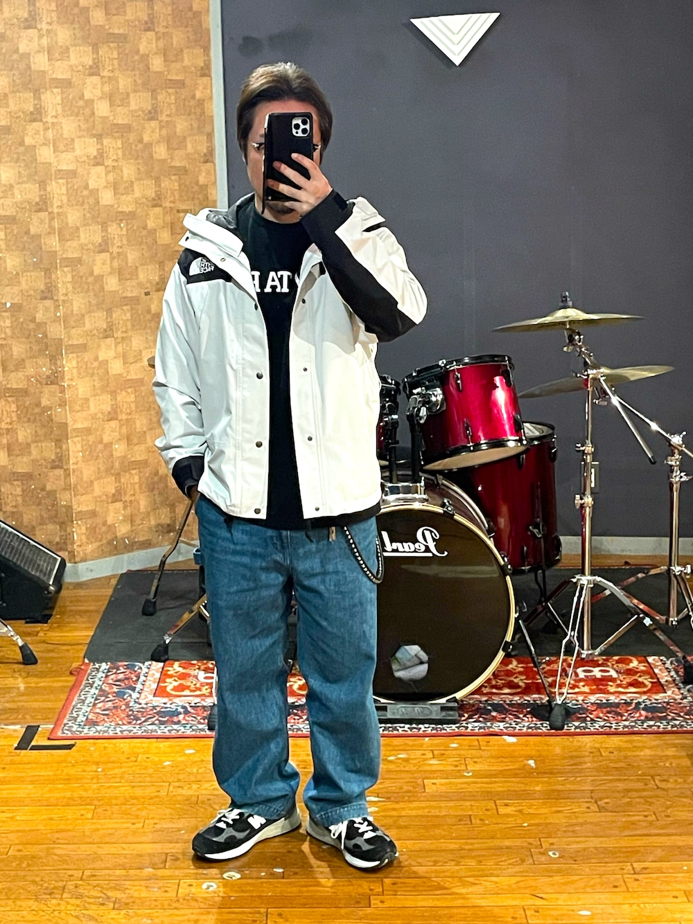 「THE NORTH FACE、wtaps、New Balance、休日スタイル、メンズファッション、デニム、ペインターパンツ、マンウンテンパーカー、大人カジュアル、シンプルコーデ、スニーカー、ラフ、ストリート、カジュアル、いいね、save、フォローお願いします🤑」｜「THE NORTH FACEのアイテム（マウンテンパーカー、ホワイト系）」を使った、minetoraさん（メンズ・171cm）の冬コーディネートの1枚目の写真