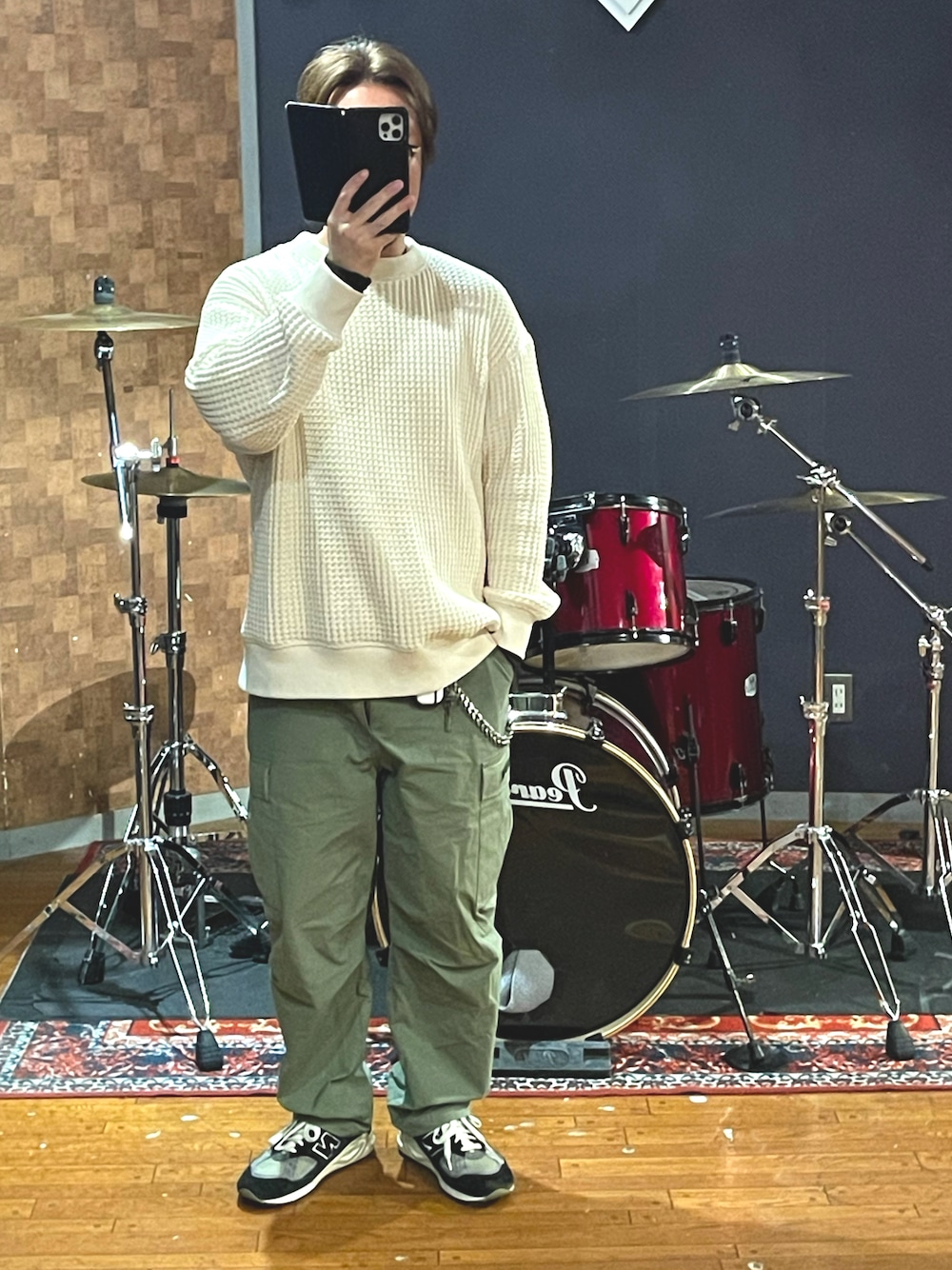 「wtaps、Jackman、New Balance、カーゴパンツ、スニーカー、ワッフル、クルーネック、大人カジュアル、カジュアル、ビッグシルエット、ミリタリー、いいね、save、フォローお願いします🤑、おしゃれさんと繋がりたい、シンプルコーデ、春コーデ」｜「Jackmanのアイテム（Tシャツ/カットソー、ホワイト系）」を使った、minetoraさん（メンズ・171cm）の春コーディネートの1枚目の写真