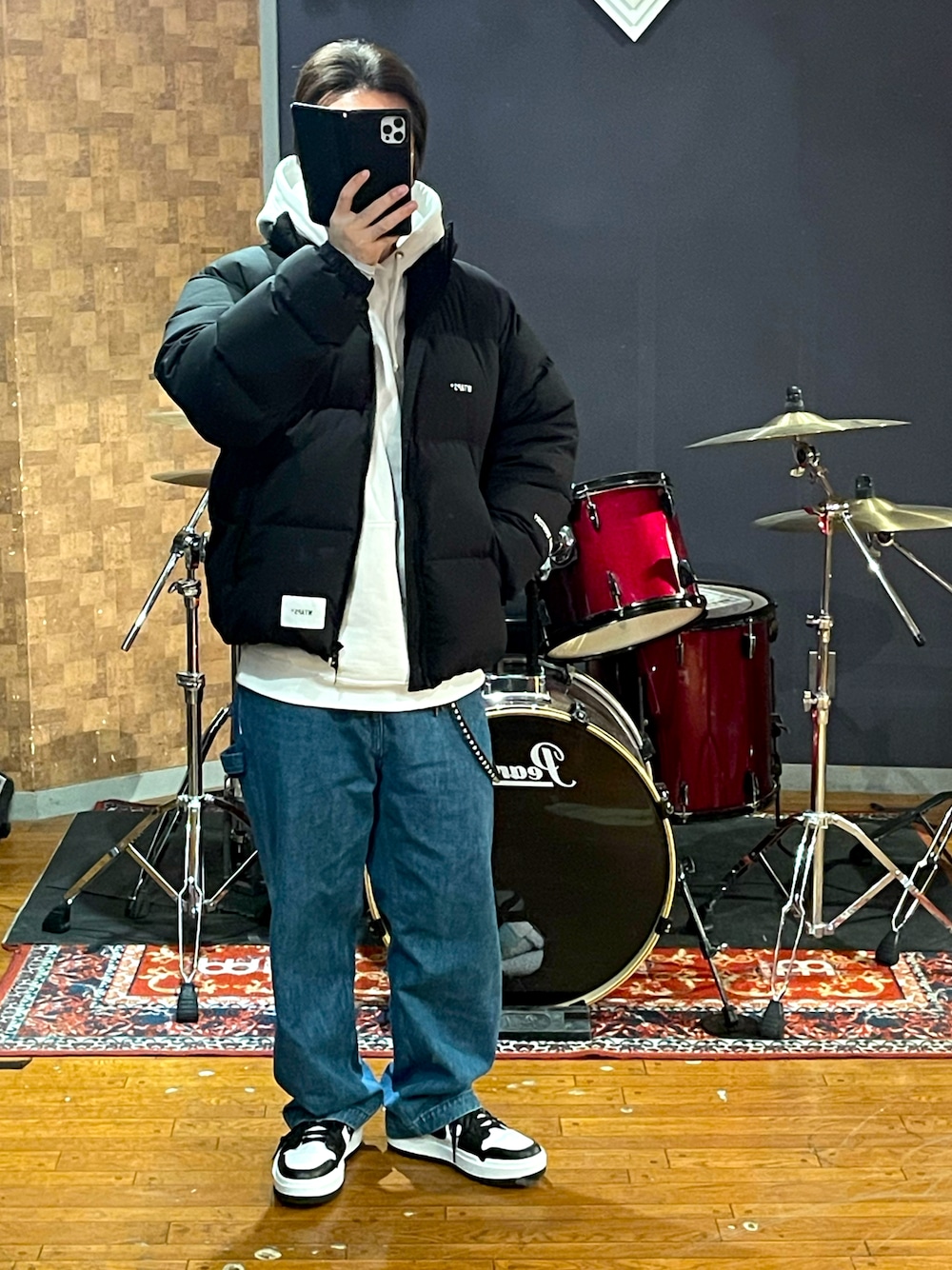「wtaps、NIKE、デニム、ペインターパンツ、スニーカー、ストリート、シンプル、大人カジュアル、カジュアル、いいね、save、フォローお願いします🤑、おしゃれさんと繋がりたい、パーカー、ビッグシルエット、冬コーデ、今日のコーデ」｜「WTAPSのアイテム（ダウンジャケット/コート、ブラック系）」を使った、minetoraさん（メンズ・171cm）の冬コーディネートの1枚目の写真