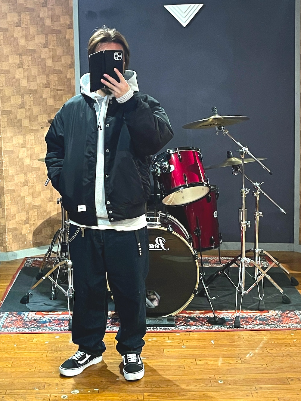 「wtaps、cahlumn、VANS、ナイロンジャケット、パーカー、デニム、スニーカー、ストリート、ビッグシルエット、オーバーサイズ、大人カジュアル、シンプルコーデ、カジュアル、おしゃれさんと繋がりたい、きれいめカジュアル」｜「WTAPSのアイテム（ナイロンジャケット、ブラック系）」を使った、minetoraさん（メンズ・171cm）の春コーディネートの1枚目の写真