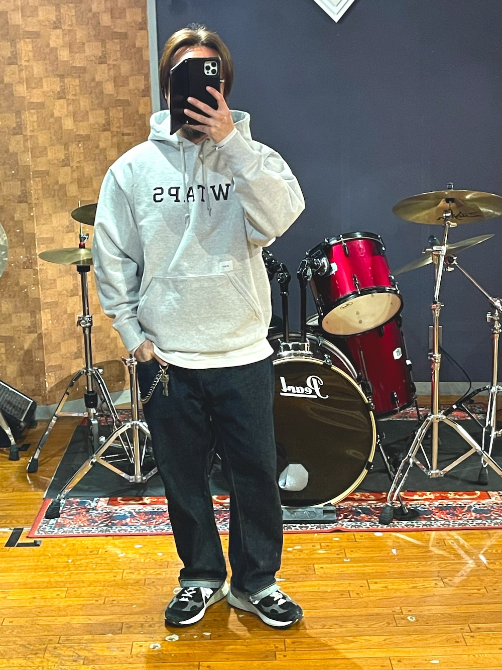 「wtaps、uchidahousei、New Balance、パーカー、厚手、デニム、スニーカー、ラフ、カジュアル、大人カジュアル、シンプルコーデ、おしゃれさんと繋がりたい、いいね、save、フォローお願いします🤑、ストリート、スニーカーコーデ」｜「WTAPSのアイテム（パーカー、グレー系）」を使った、minetoraさん（メンズ・171cm）の春コーディネートの1枚目の写真