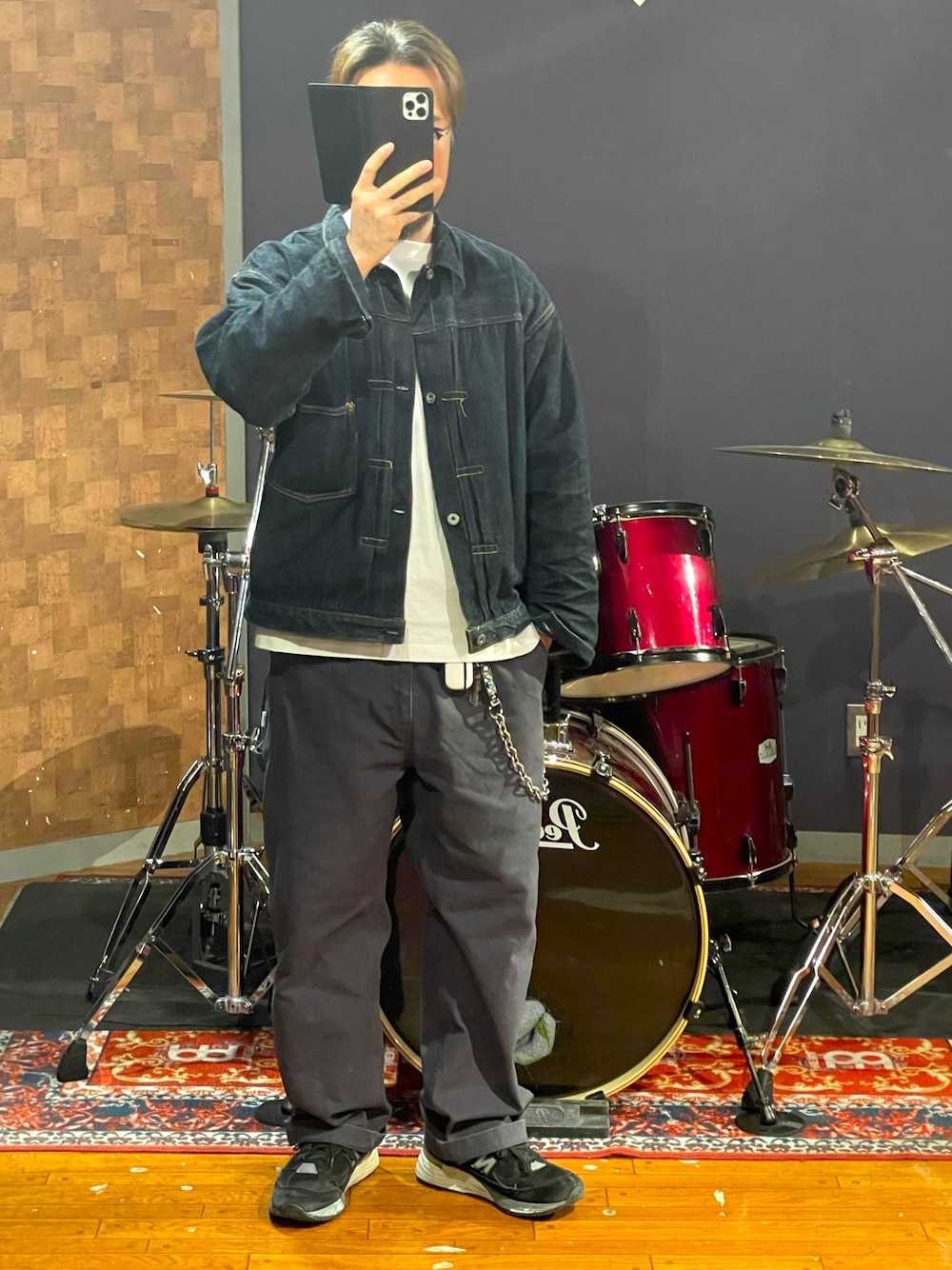 ブルー系のデニムジャケット、ホワイト系のTシャツ/カットソー、グレー系のその他パンツを着用したメンズの秋コーディネートの1枚目の写真