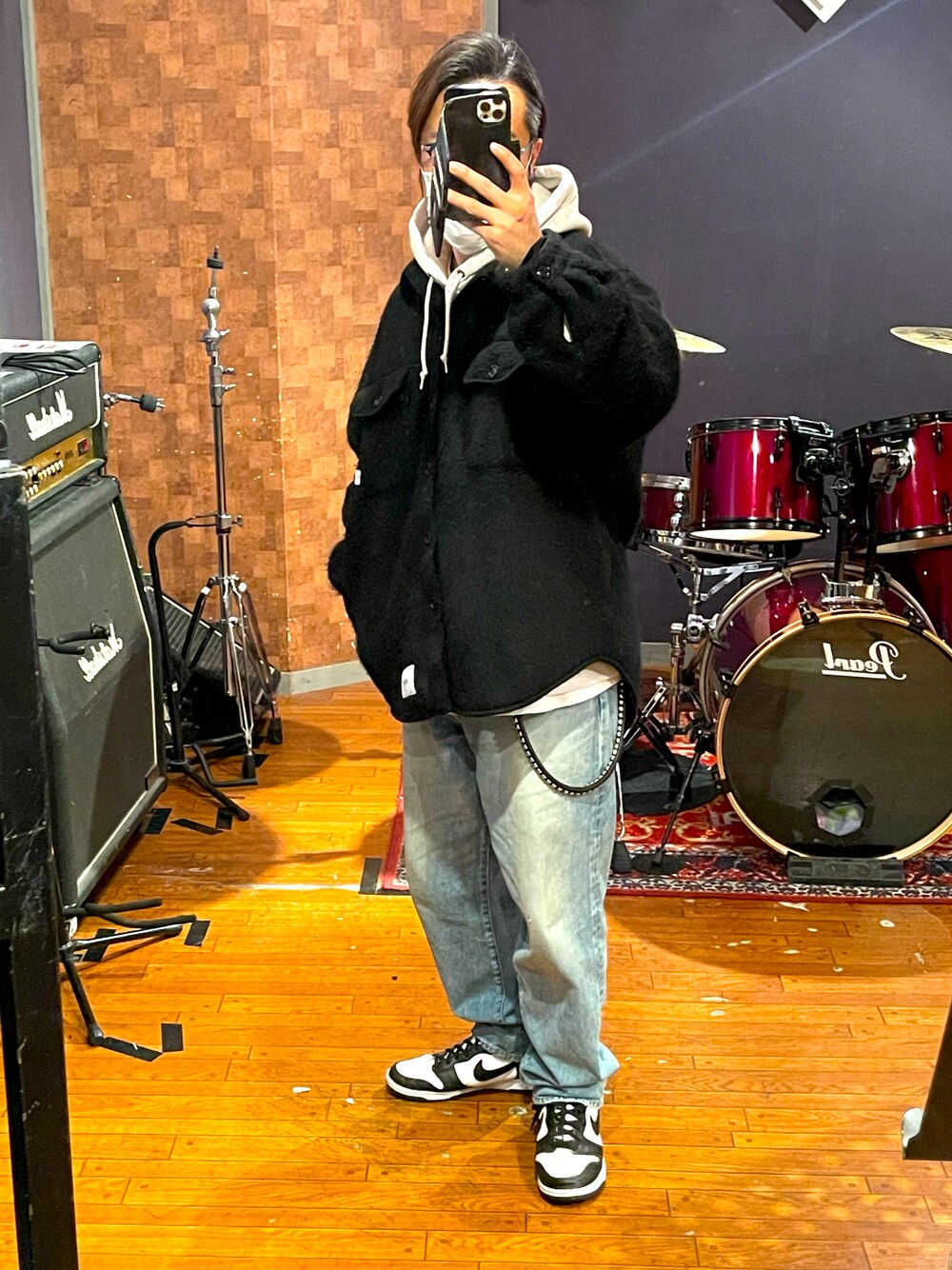 ブラック系のジャケット/アウター、ブルー系のデニムパンツ、ホワイト系のスニーカーを着用したメンズの春コーディネートの1枚目の写真