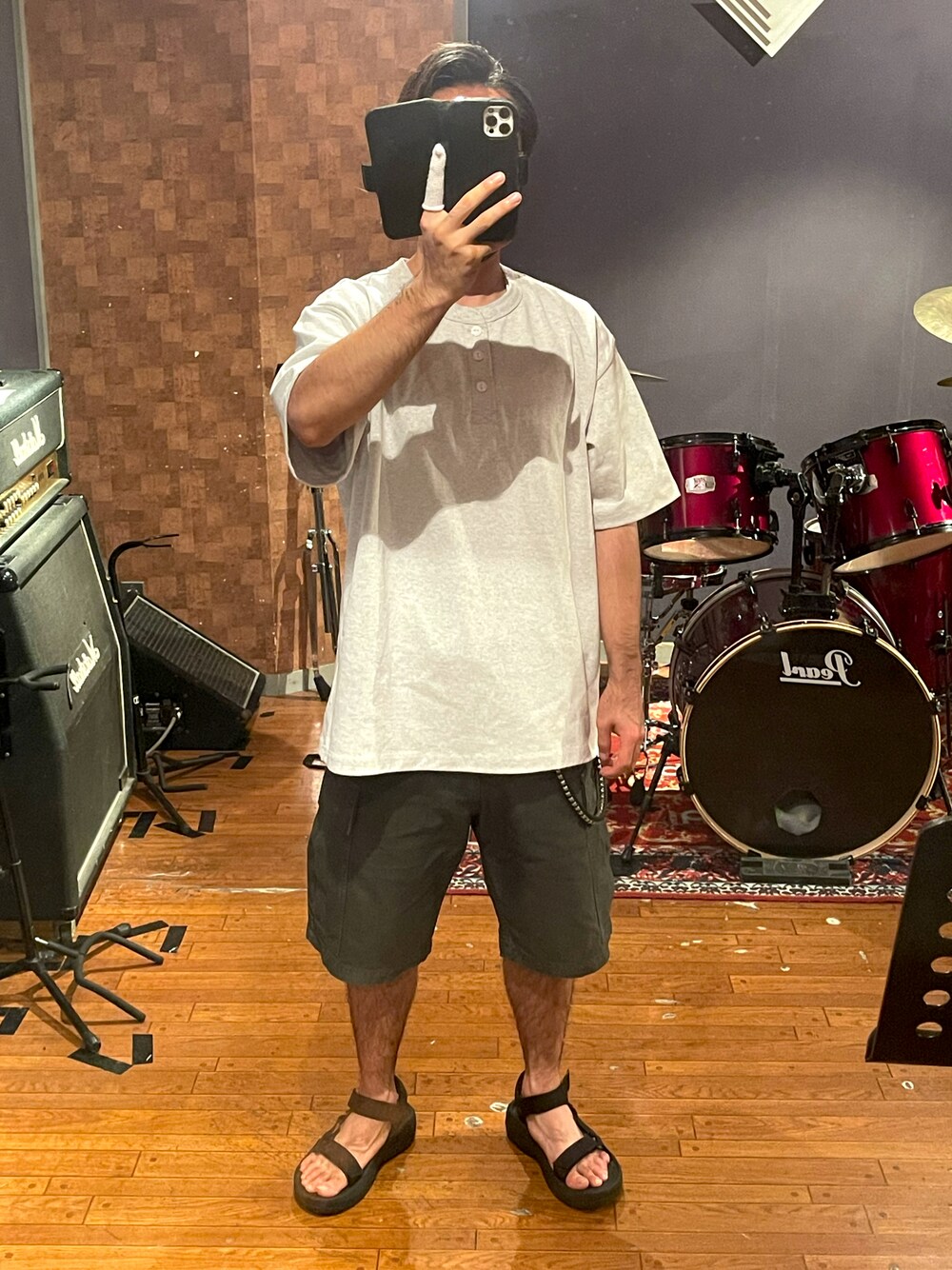「大人コーデ、ハーフパンツ、夏コーデ、Tシャツ、シンプルコーデ、ラフ、今日のコーデ、ショートパンツ、ラフコーデ、wtaps、teva、フリークスストア、CALEE、オーバーサイズ、ビッグシルエット」｜「FREAK'S STOREのアイテム（Tシャツ/カットソー、グレー系）」を使った、minetoraさん（メンズ・170cm）の夏コーディネートの1枚目の写真