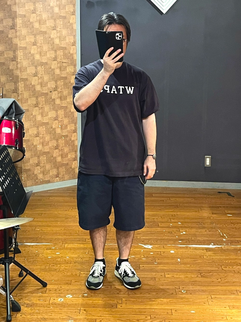 「wtaps、BROCHURE、ah.h、New Balance、シンプル、ビッグシルエット、オーバーサイズ、ストリート、ネイビー、Tシャツ、shorts、お洒落さんとつながりたい、いいね、save、フォローお願いします🤑、大人カジュアル、スニーカー」｜「WTAPSのアイテム（Tシャツ/カットソー、ブルー系）」を使った、minetoraさん（メンズ・171cm）の秋コーディネートの1枚目の写真