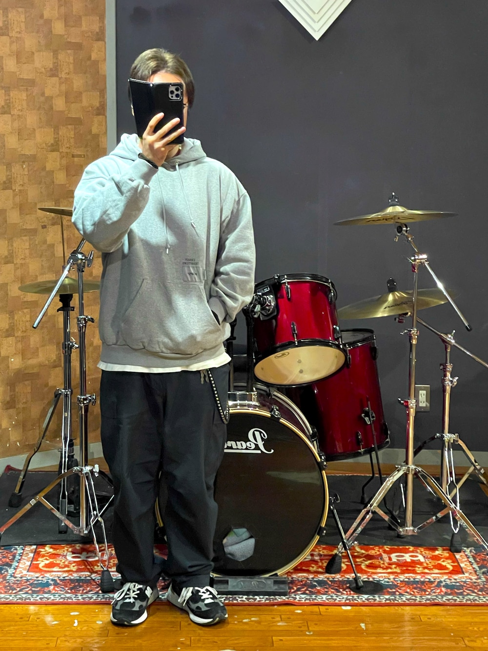 「wtaps、New Balance、パーカー、カーゴパンツ、スニーカー、ビッグシルエット、オーバーサイズ、メンズコーデ、いいね、save、フォローお願いします🤑、ストリート、大人カジュアル、シンプル、カジュアル、ラフ、ファッションを楽しもう」｜「WTAPSのアイテム（パーカー、グレー系）」を使った、minetoraさん（メンズ・171cm）の秋コーディネートの1枚目の写真