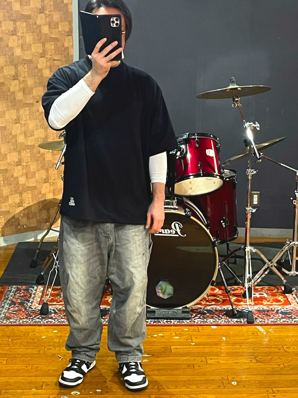 「シンプル、デニム、Tシャツ、夏コーデ、ユニクロ、NIKE、Liberaiders、黒、ラフ、ストリート、ビッグシルエット、オーバーサイズ、大人カジュアル、スニーカー、いいね、save、フォローお願いします🤑」｜「yesgoodmarketのアイテム（Tシャツ/カットソー、ブラック系）」を使った、minetoraさん（メンズ・171cm）の春コーディネートの1枚目の写真