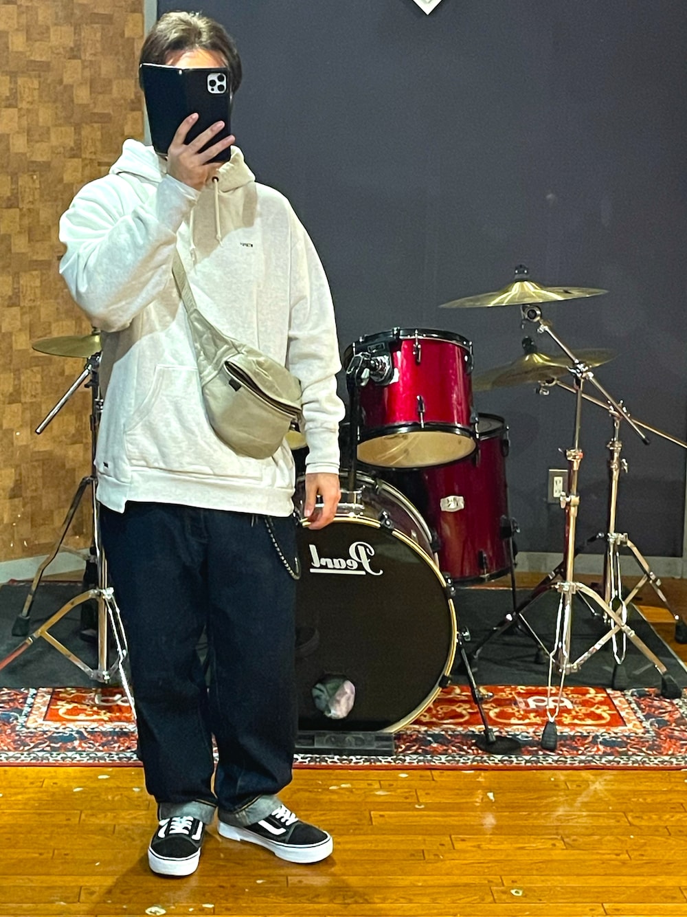 「wtaps、NEIGHBORHOOD、vanson、VANS、cahlumn、パーカー、デニム、スニーカー、大人カジュアル、シンプル、ストリート、カジュアル、お洒落さんとつながりたい、ビッグシルエット、オーバーサイズ」｜「WTAPSのアイテム（パーカー、グレー系）」を使った、minetoraさん（メンズ・171cm）の秋コーディネートの1枚目の写真