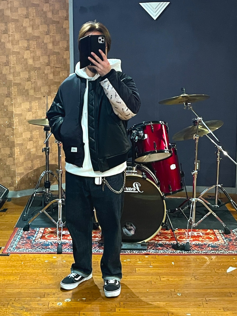 「wtaps、NEIGHBORHOOD、VANS、uchidahousei、MA-1、パーカー、デニム、スニーカー、大人カジュアル、シンプルコーデ、ストリート、カジュアル、メンズファッション、今日のコーデ、いいね、save、フォローお願いします🤑」｜「WTAPSのアイテム（MA-1、ブラック系）」を使った、minetoraさん（メンズ・171cm）の春コーディネートの1枚目の写真