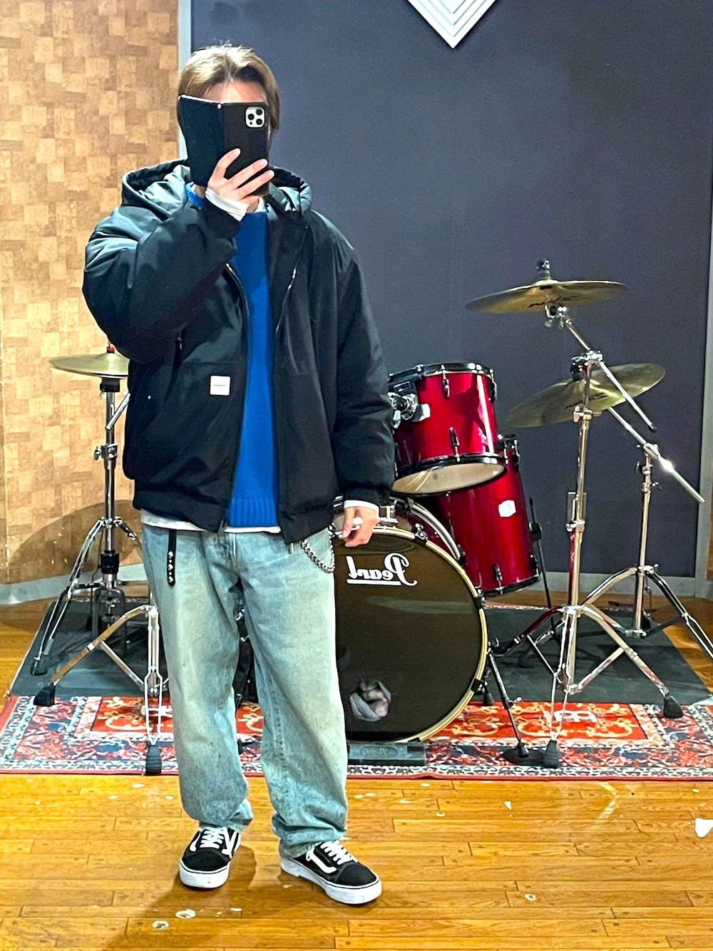 「COOTIE、wtaps、Liberaiders、VANS、ビッグシルエット、オーバーサイズ、スニーカー、セーター、冬コーデ、デニム、いいね、save、フォローお願いします🤑、ナイロンジャケット、大人カジュアル、シンプルコーデ、カジュアル」｜「COOTIE PRODUCTIONSのアイテム（ナイロンジャケット、ブラック系）」を使った、minetoraさん（メンズ・171cm）の春コーディネートの1枚目の写真