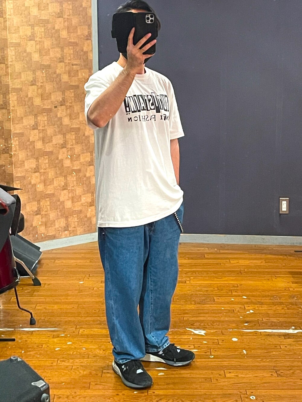 「シンプル、カジュアル、白Tシャツ、デニム、スニーカー、ストリート、オールドスクール、オトナカジュアル、ビッグシルエット、オーバーサイズ、buttstain、BROCHURE、New Balance、CALEE、いいね、save、フォローお願いします🤑」｜「BUTTSTAINのアイテム（Tシャツ/カットソー、ホワイト系）」を使った、minetoraさん（メンズ・170cm）の秋コーディネートの1枚目の写真