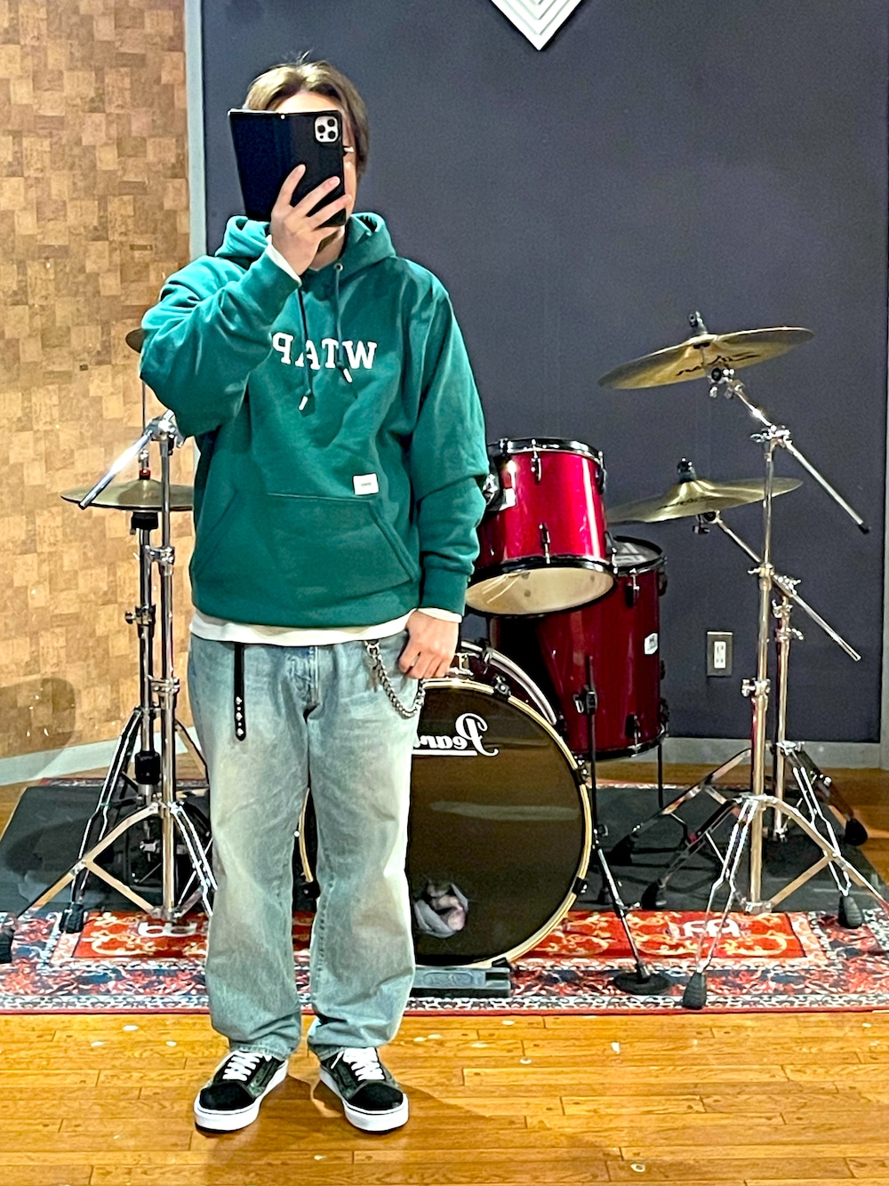 「wtaps、Liberaiders、VANS、TRADMAN'S BONSAI、ストリート、大人カジュアル、ラフ、カジュアル、デニム、スニーカー、パーカー、グリーン、今日のコーデ、オトナカジュアル、いいね、save、フォローお願いします🤑」｜「WTAPSのアイテム（パーカー、グリーン系）」を使った、minetoraさん（メンズ・171cm）の春コーディネートの1枚目の写真