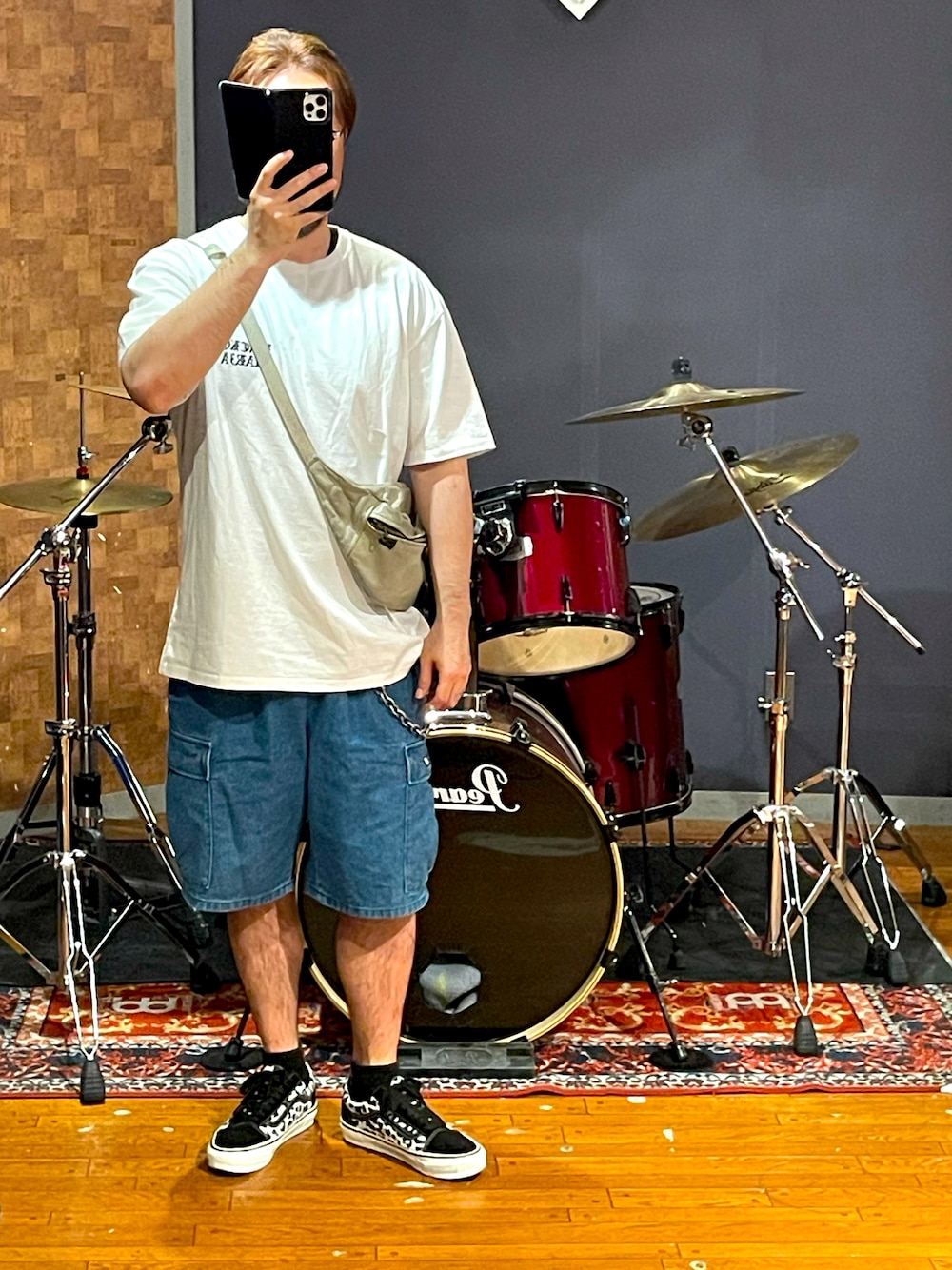 「wackomaria、wtaps、VANS、白Tシャツ、デニム、スニーカー、レオパード、夏コーデ、カーゴパンツ、ショーツ、夏だ！Tシャツ着よう！、大人コーデ、大人カジュアル、シンプルコーデ、ストリート」｜「wackomariaのアイテム（Tシャツ/カットソー、ホワイト系）」を使った、minetoraさん（メンズ・171cm）の夏コーディネートの1枚目の写真