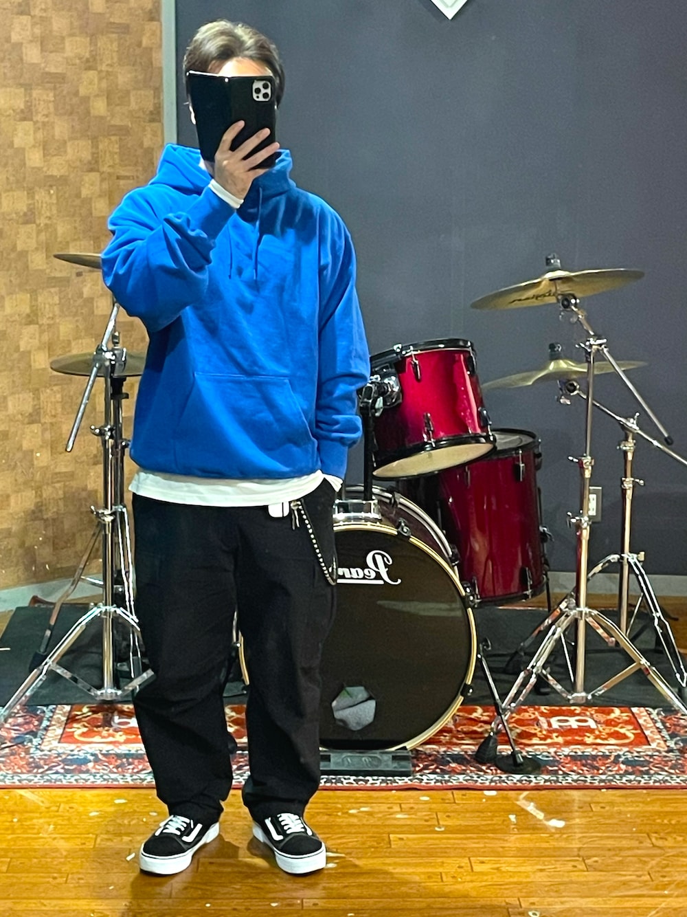「wtaps、BEAMS、VANS、パーカー、カーゴパンツ、スニーカー、シンプル、大人カジュアル、ストリート、メガネ男子、おしゃれさんと繋がりたい、オーバーサイズ、ビッグシルエット、いいね、save、フォローお願いします🤑、休日スタイル」｜「BEAMSのアイテム（パーカー、ブルー系）」を使った、minetoraさん（メンズ・171cm）の秋コーディネートの1枚目の写真