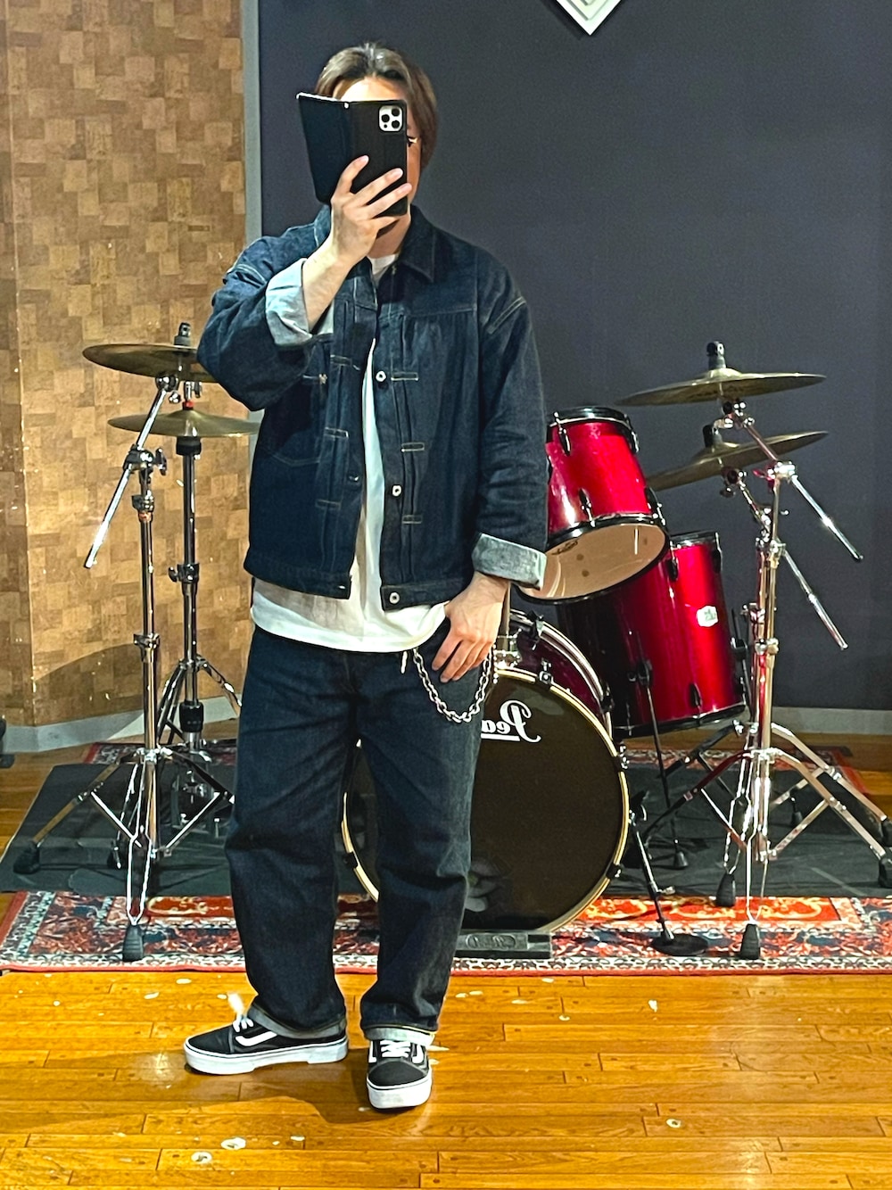 「onepieceofrock、BEAMS、Champion、VANS、デニム、スニーカー、ウォレットチェーン、春コーデ、白Tシャツ、カジュアル、大人カジュアル、シンプルコーデ、ラフ、アメカジ、今日のコーデ」｜「onepiece of rockのアイテム（デニムジャケット、ブルー系）」を使った、minetoraさん（メンズ・171cm）の春コーディネートの1枚目の写真