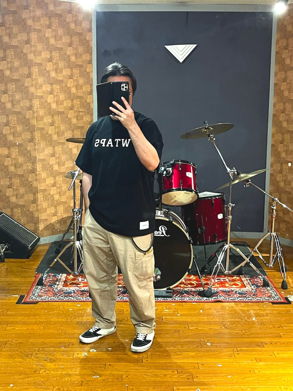 「ストリート、ラフ、シンプル、王道、黒Tシャツ、カーゴパンツ、スニーカー、黒、ビッグシルエット、オーバーサイズ、夏、メンズコーデ、wtaps、VANS、いいね、save、フォローお願いします🤑」｜「WTAPSのアイテム（Tシャツ/カットソー、ブラック系）」を使った、minetoraさん（メンズ・171cm）の夏コーディネートの1枚目の写真