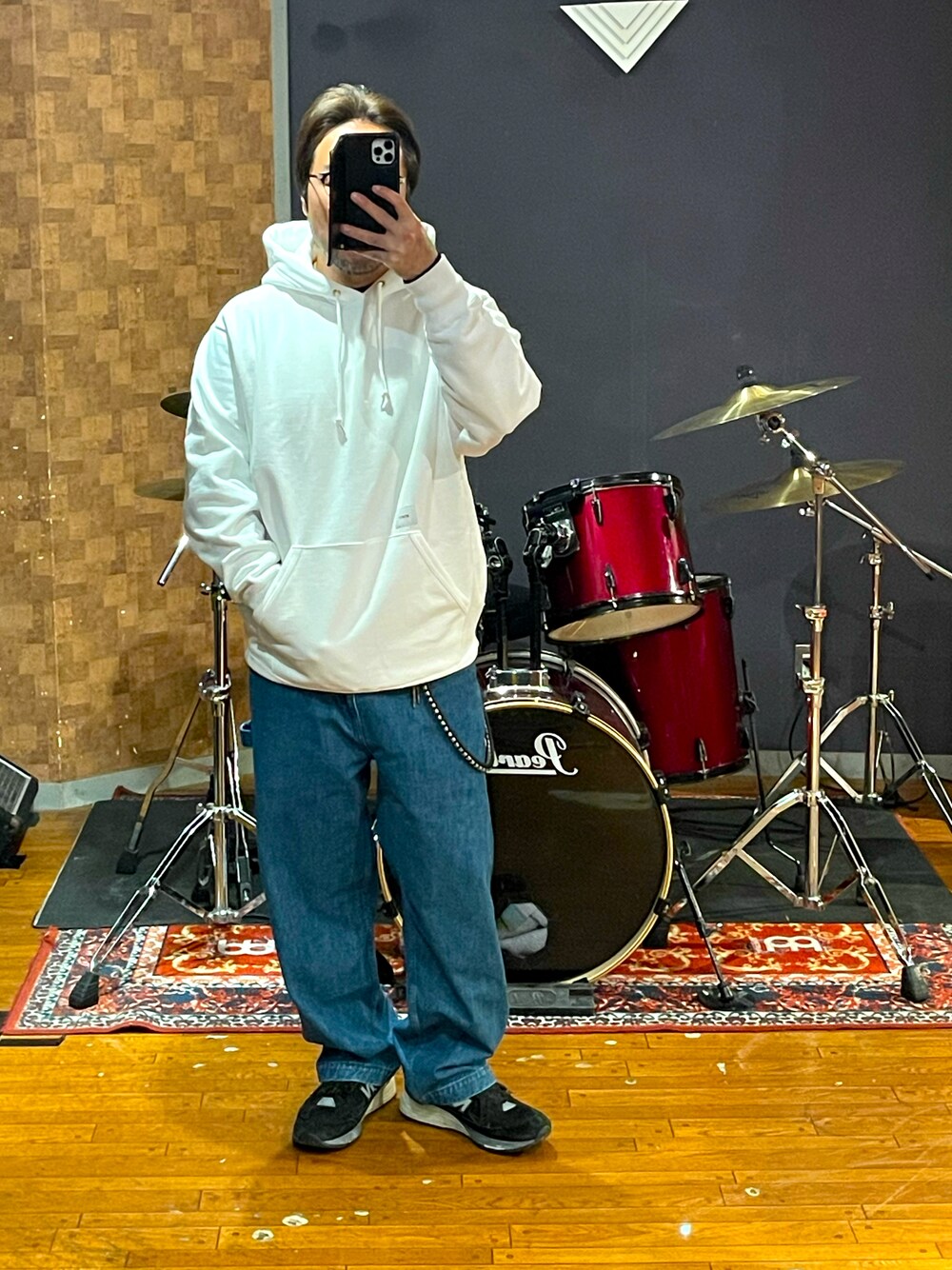「wtaps、New Balance、ビッグシルエット、オーバーサイズ、パーカー、デニム、ペインターパンツ、スニーカー、ストリート、シンプルコーデ、ラフ、大人カジュアル、シンプル、おしゃれさんと繋がりたい、いいね、save、フォローお願いします🤑」｜「WTAPSのアイテム（パーカー、ホワイト系）」を使った、minetoraさん（メンズ・171cm）の秋コーディネートの1枚目の写真
