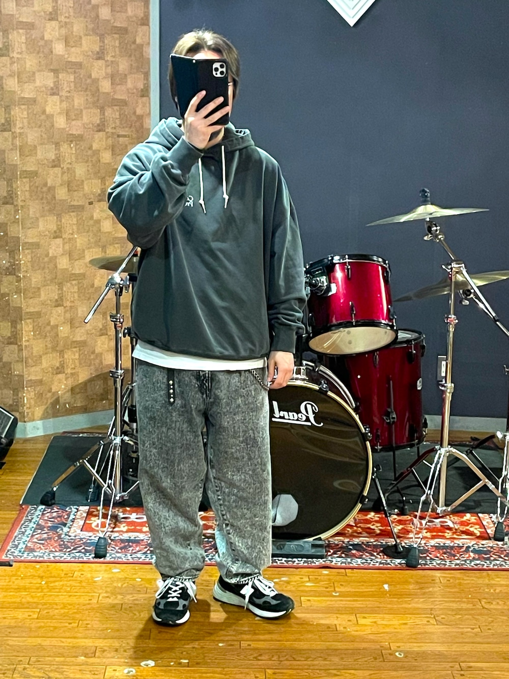 「COOTIE、FAT、New Balance、ビッグシルエット、オーバーサイズ、パーカー、デニム、スニーカー、モノトーン、シンプルスタイル、大人カジュアル、カジュアルコーデ、シンプルコーデ、ラフ、ストリート」｜「COOTIE PRODUCTIONSのアイテム（パーカー、グレー系）」を使った、minetoraさん（メンズ・171cm）の春コーディネートの1枚目の写真