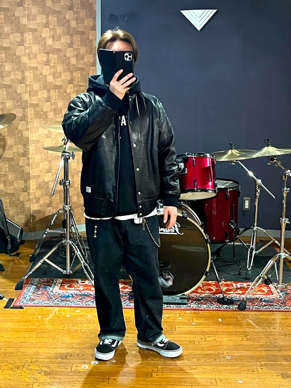 「wackomaria、wtaps、uchidahousei、VANS、デニム、レザージャケット、スタジャン、バーカー、スニーカー、大人カジュアル、シンプルコーデ、ストリート、シンプルスタイル、おしゃれさんと繋がりたい、カジュアル」｜「wackomariaのアイテム（スタジャン、ブラック系）」を使った、minetoraさん（メンズ・171cm）の冬コーディネートの1枚目の写真