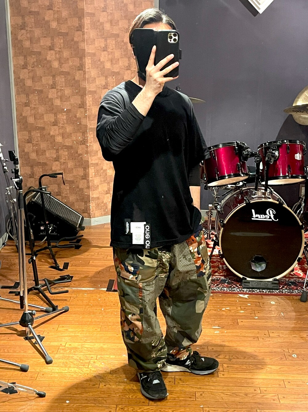 ブラック系のTシャツ/カットソー、ブラック系のTシャツ/カットソー、その他のチノパンツを着用したメンズの春コーディネートの1枚目の写真