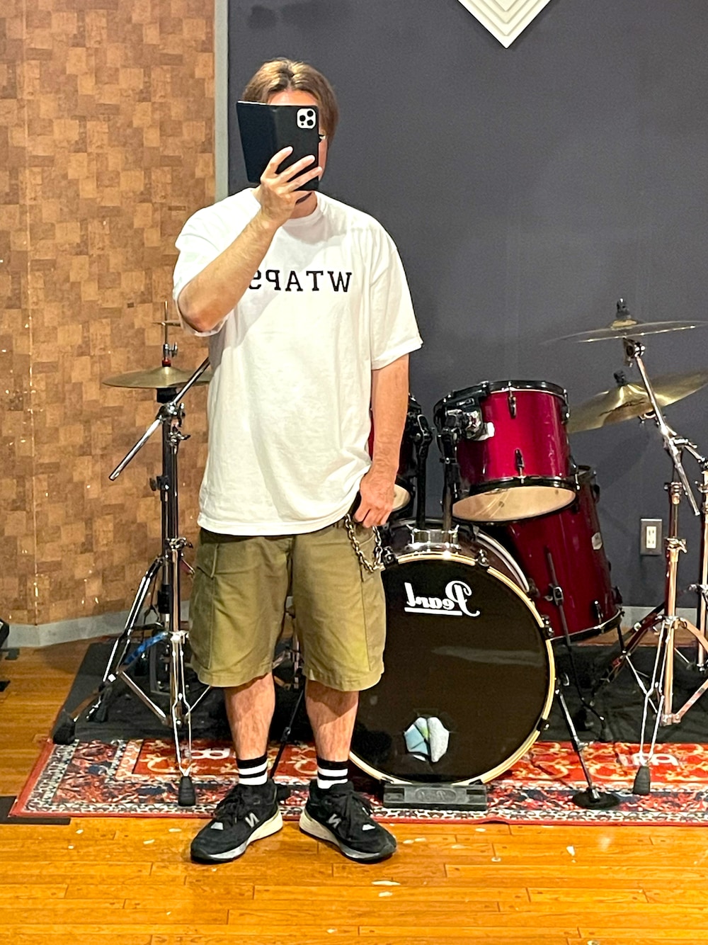 「wtaps、New Balance、白Tシャツ、カーゴパンツ、shorts、スニーカー、大人カジュアル、ラフ、カジュアル、シンプルコーデ、ストリート、夏コーデ、スニーカーコーデ、きれいめカジュアル、いいね、save、フォローお願いします🤑」｜「WTAPSのアイテム（Tシャツ/カットソー、ホワイト系）」を使った、minetoraさん（メンズ・171cm）の夏コーディネートの1枚目の写真