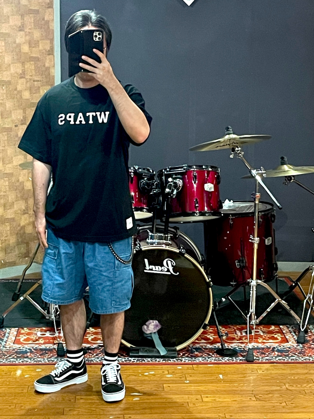 「wtaps、VANS、アツいコーデ全部見せ、ビッグシルエット、大人カジュアル、シンプル、ラフ、Tシャツ、黒、デニム、shorts、スニーカー、ストリート、カジュアル、夏コーデ」｜「WTAPSのアイテム（Tシャツ/カットソー、ブラック系）」を使った、minetoraさん（メンズ・171cm）の夏コーディネートの1枚目の写真