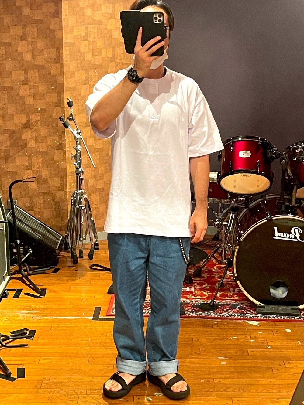 「夏、オトナカジュアル、シンプル、メンズコーデ、カジュアル、オーバーサイズ、ストリートコーデ、ビッグシルエット、白Tシャツ、スポーツサンダル、フリークスストア、wtaps、CALEE、VAGUE WATCH CO.、teva」｜「FREAK'S STOREのアイテム（Tシャツ/カットソー、ホワイト系）」を使った、minetoraさん（メンズ・170cm）の夏コーディネートの1枚目の写真