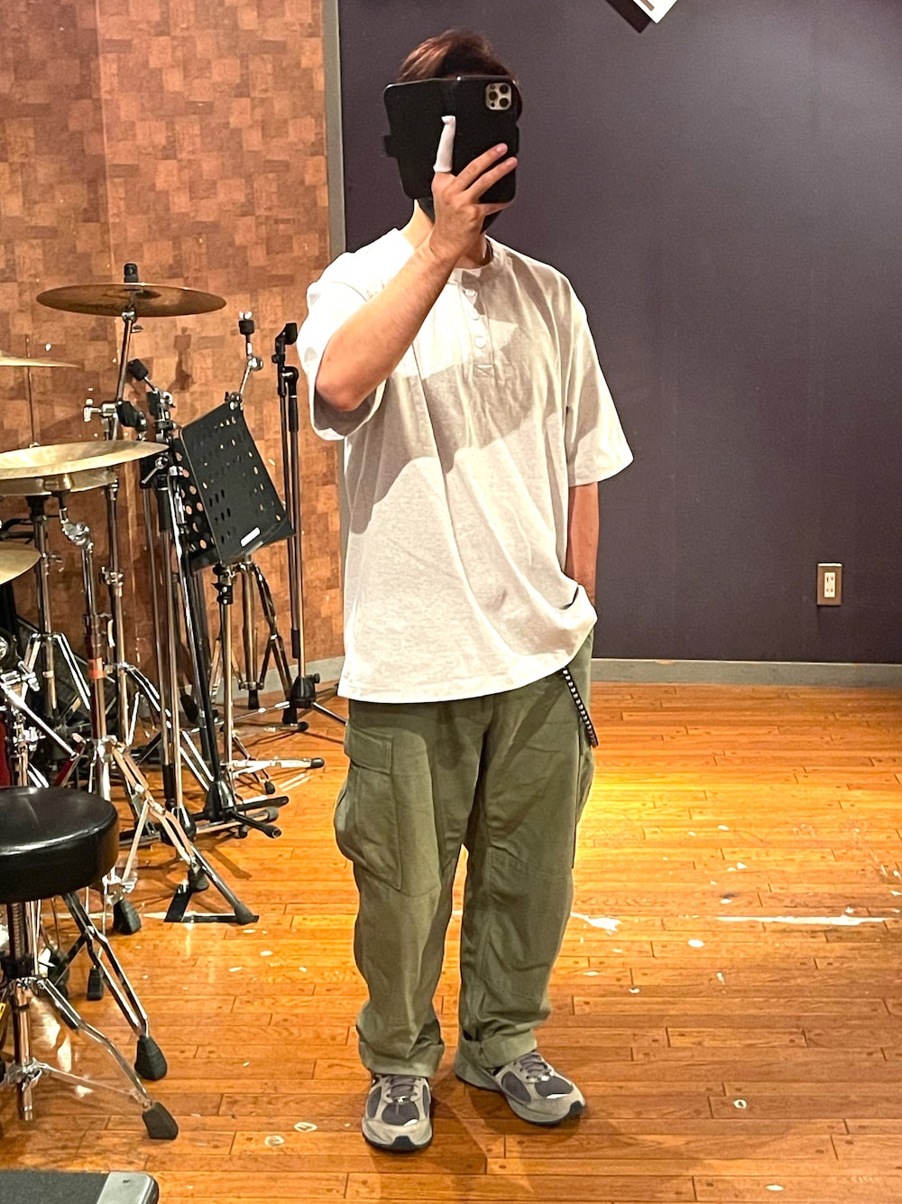 「シンプルスタイル、スニーカー、シンプル、カジュアルコーデ、大人カジュアル、Tシャツ、ヘンリーネック、カーゴパンツ、オーバーサイズ、ビッグシルエット、きれいめカジュアル、フリークスストア、CALEE、New Balance、ルード」｜「FREAK'S STOREのアイテム（Tシャツ/カットソー、グレー系）」を使った、minetoraさん（メンズ・170cm）の秋コーディネートの1枚目の写真