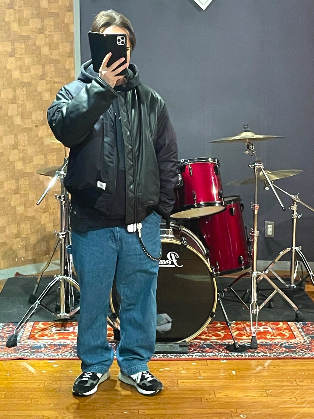「wtaps、New Balance、NEIGHBORHOOD、MA-1、パーカー、大人カジュアル、休日コーデ、カジュアル、デニム、スニーカー、ストリートコーデ、きれいめカジュアル、シンプルコーデ、ペインターパンツ、ビッグシルエット」｜「NEIGHBORHOODのアイテム（MA-1、ブラック系）」を使った、minetoraさん（メンズ・171cm）の秋コーディネートの1枚目の写真