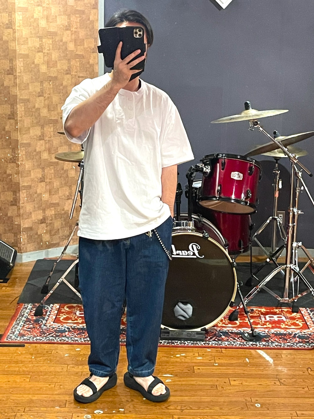 「大人カジュアル、シンプル、ビッグシルエット、おしゃれさんと繋がりたい、シンプルコーデ、デニム、スポーツサンダル、白Tシャツ、オーバーサイズ、ラフ、カジュアル、カジュアルコーデ、persevere、teva、いいね、save、フォローお願いします🤑」｜「FREAK'S STOREのアイテム（Tシャツ/カットソー、ホワイト系）」を使った、minetoraさん（メンズ・171cm）の秋コーディネートの1枚目の写真