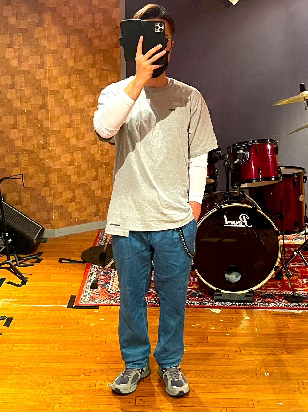 「シンプル、カジュアル、今日のコーデ、Tシャツ、スニーカー、ストリート、ワイドパンツ、眼鏡、白山眼鏡、wtaps、NEIGHBORHOOD、CALEE、ユニクロ、New Balance、ゆるコーデ」｜「NEIGHBORHOODのアイテム（Tシャツ/カットソー、グレー系）」を使った、minetoraさん（メンズ・170cm）の春コーディネートの1枚目の写真