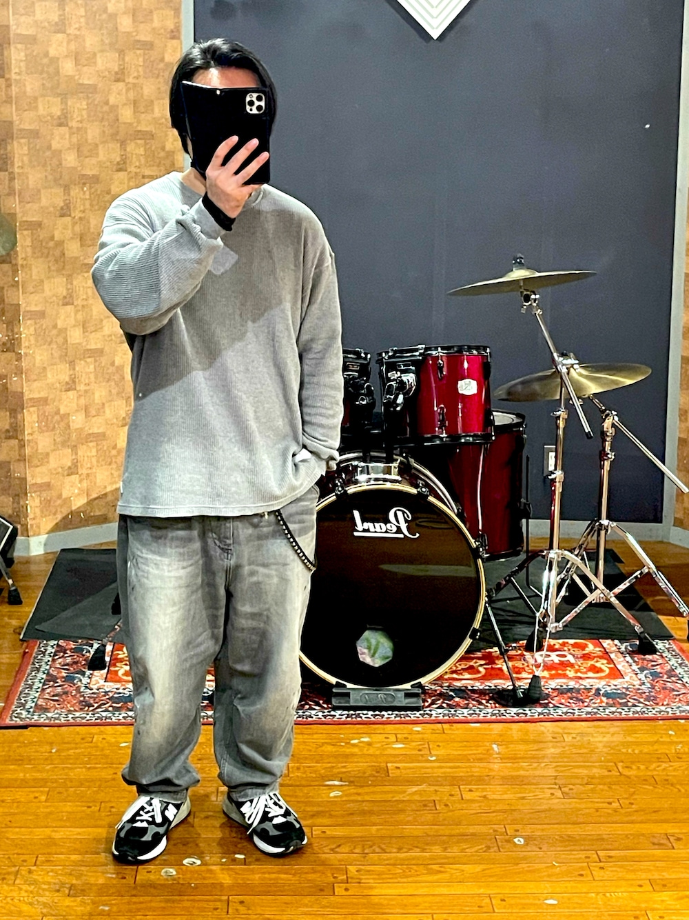 「オーバーサイズ、ビッグシルエット、ストリート、デニム、ワッフル、大人カジュアル、スニーカー、春コーデ、wtaps、Liberaiders、New Balance、シンプル、ラフ、お洒落さんとつながりたい、いいね、save、フォローお願いします🤑」｜「WTAPSのアイテム（トップス、グレー系）」を使った、minetoraさん（メンズ・171cm）の春コーディネートの1枚目の写真