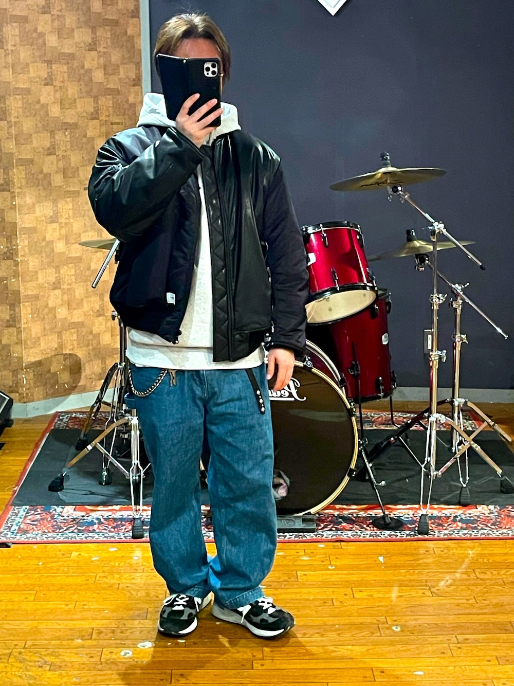 「wtaps、NEIGHBORHOOD、New Balance、ビッグシルエット、ペインターパンツ、パーカー、MA-1、ヘビーウェイト、スニーカー、デニム、大人カジュアル、ストリート、シンプルコーデ、カジュアル、お洒落さんとつながりたい」｜「NEIGHBORHOODのアイテム（MA-1、ブラック系）」を使った、minetoraさん（メンズ・171cm）の春コーディネートの1枚目の写真