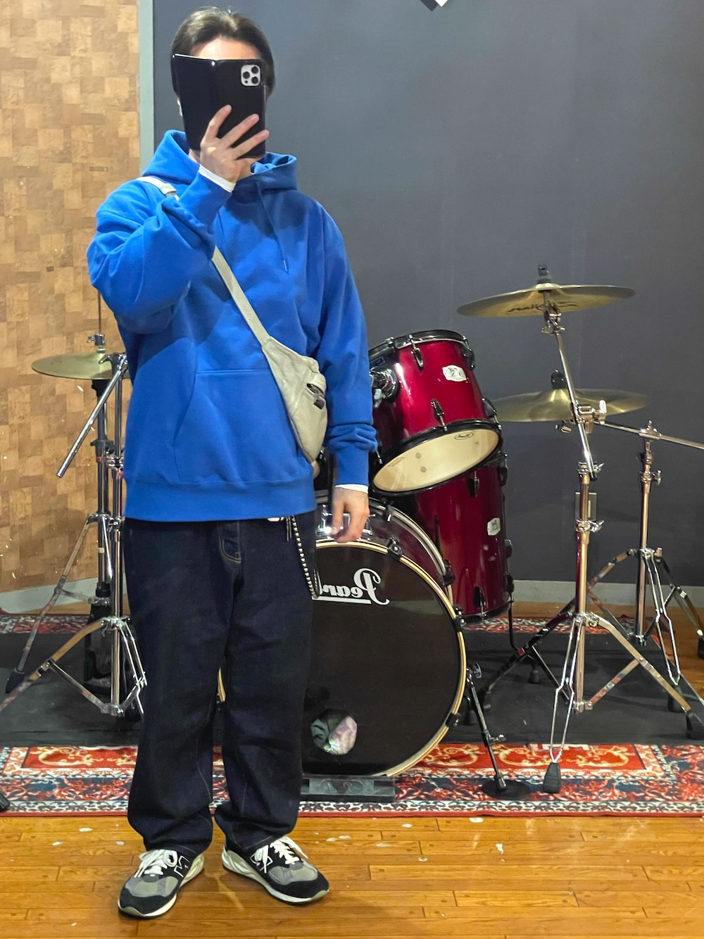 「BEAMS、cahlumn、New Balance、メンズファッション、シンプルコーデ、おしゃれさんと繋がりたい、今日のコーデ、秋のコーデ、お洒落さんとつながりたい、大人カジュアル、パーカー、デニム、スニーカー、青、ビッグシルエット」｜「BEAMS Tのアイテム（パーカー、ブルー系）」を使った、minetoraさん（メンズ・171cm）の秋コーディネートの1枚目の写真