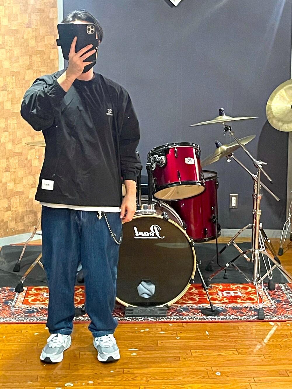 「シンプル、おしゃれさんと繋がりたい、カジュアル、ラフ、ストリート、デニム、スニーカー、秋コーデ、ビッグシルエット、オーバーサイズ、CALEE、wtaps、persevere、New Balance、いいね、save、フォローお願いします🤑」｜「WTAPSのアイテム（トップス、ブラック系）」を使った、minetoraさん（メンズ・171cm）の秋コーディネートの1枚目の写真