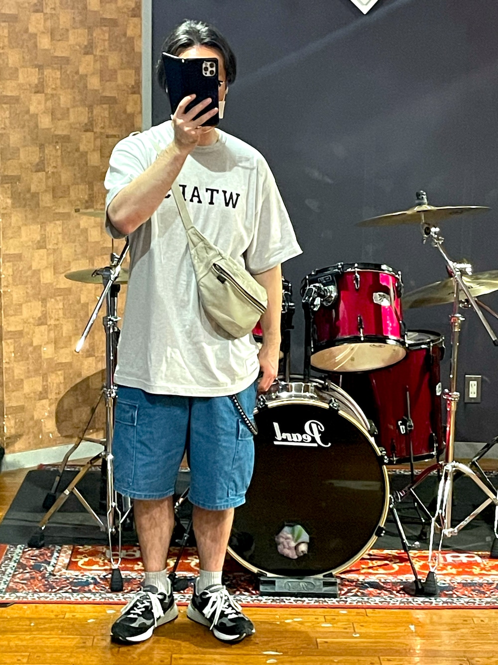 「ビッグシルエット、オーバーサイズ、ストリート、ラフ、デニム、カーゴパンツ、shorts、スニーカー、Tシャツ、大人カジュアル、カジュアル、シンプル、wtaps、New Balance、夏コーデ」｜「WTAPSのアイテム（Tシャツ/カットソー、グレー系）」を使った、minetoraさん（メンズ・171cm）の夏コーディネートの1枚目の写真