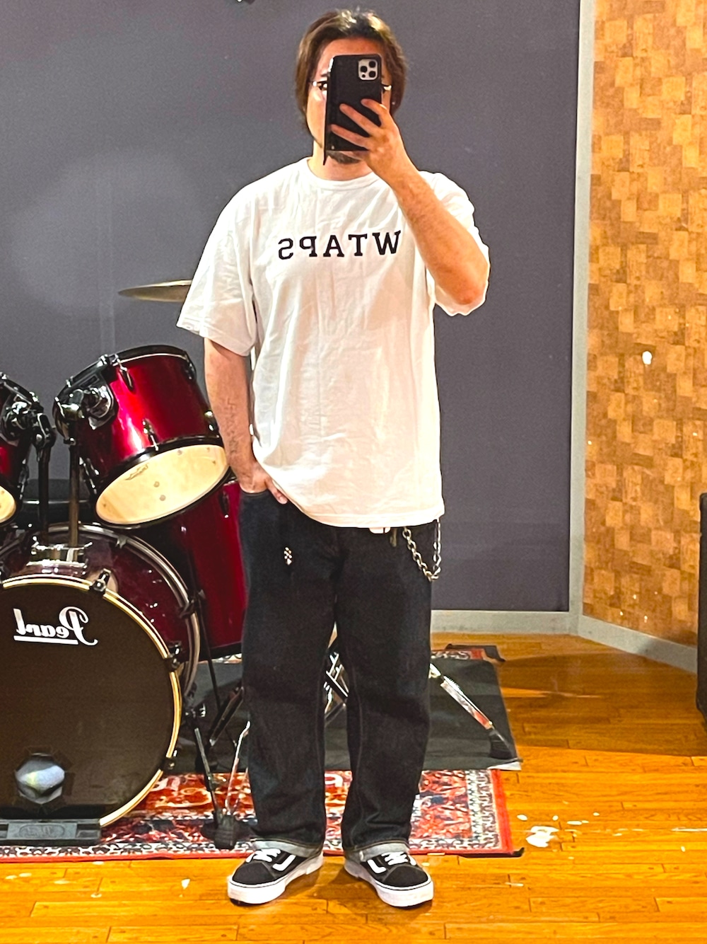 「wtaps、uchidahousei、VANS、ストリート、アメカジ、デニム、白Tシャツ、大人カジュアル、カジュアル、シンプルコーデ、ラフ、夏、きれいめカジュアル、お洒落さんとつながりたい、いいね、save、フォローお願いします🤑」｜「WTAPSのアイテム（Tシャツ/カットソー、ホワイト系）」を使った、minetoraさん（メンズ・171cm）の春コーディネートの1枚目の写真
