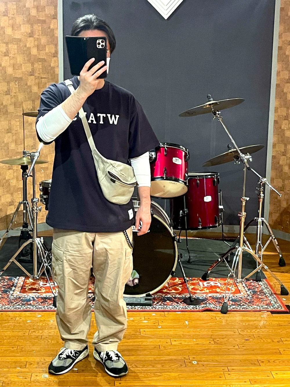 「大人カジュアル、カジュアル、シンプル、ストリート、ミリタリー、カーゴパンツ、スニーカー、ビッグシルエット、オーバーサイズ、ラフ、Tシャツ、夏コーデ、wtaps、New Balance、vanson」｜「WTAPSのアイテム（Tシャツ/カットソー、ブルー系）」を使った、minetoraさん（メンズ・171cm）の夏コーディネートの1枚目の写真