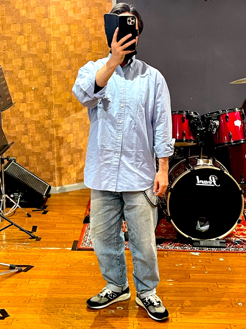 ブルー系のシャツ/ブラウス、ブルー系のデニムパンツ、ブルー系のスニーカーを着用したメンズの春コーディネートの1枚目の写真