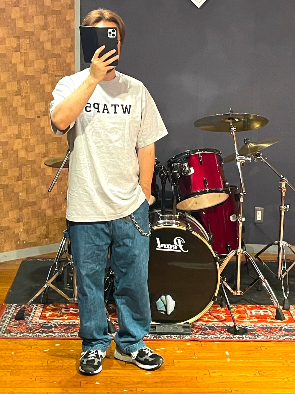 「wtaps、New Balance、Tシャツ、デニム、ペインターパンツ、スニーカー、大人カジュアル、シンプルコーデ、ストリート、カジュアル、ラフ、夏コーデ、ゆるコーデ、きれいめカジュアル、おしゃれさんと繋がりたい」｜「WTAPSのアイテム（Tシャツ/カットソー、グレー系）」を使った、minetoraさん（メンズ・171cm）の夏コーディネートの1枚目の写真