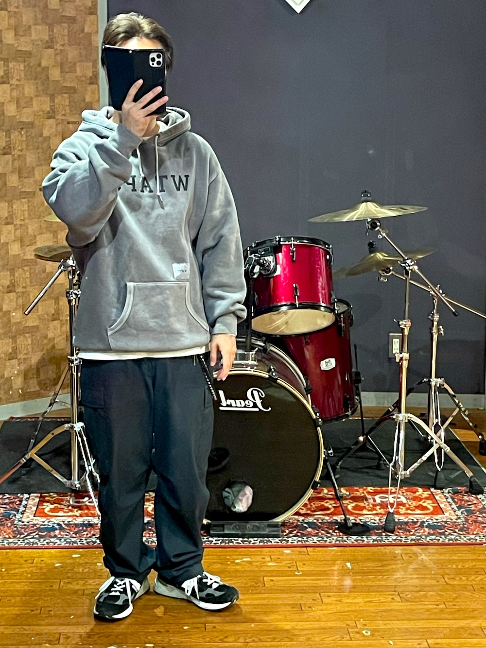 「wtaps、New Balance、パーカー、カーゴパンツ、スニーカー、ビッグシルエット、オーバーサイズ、大人カジュアル、シンプル、ストリート、ラフ、いいね、save、フォローお願いします🤑、おしゃれさんと繋がりたい、秋コーデ、休日スタイル」｜「WTAPSのアイテム（パーカー、グレー系）」を使った、minetoraさん（メンズ・171cm）の秋コーディネートの1枚目の写真