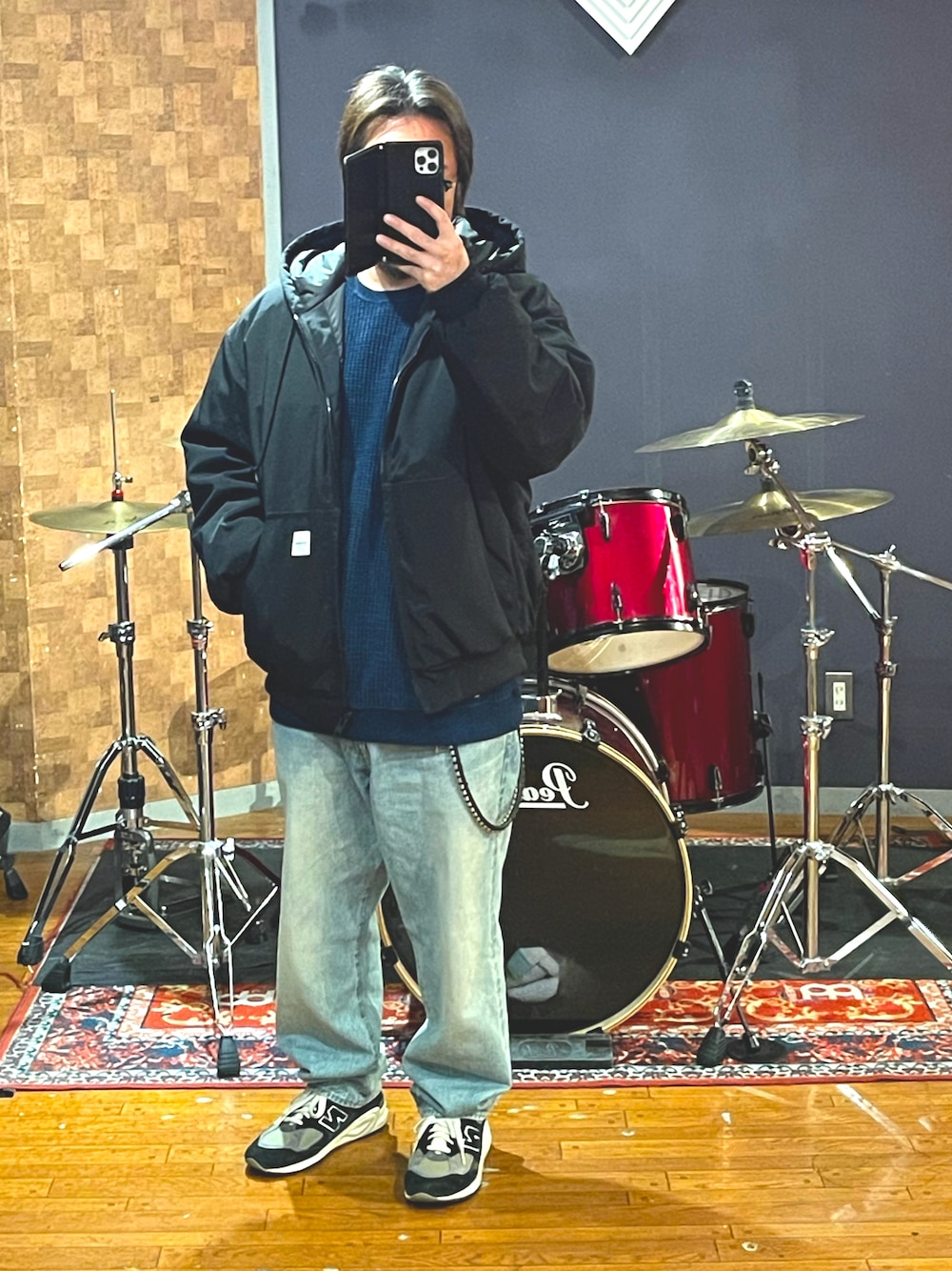 「wtaps、COOTIE、Liberaiders、New Balance、ナイロンジャケット、デニム、セーター、スニーカー、大人カジュアル、シンプル、カジュアル、ビッグシルエット、オーバーサイズ、いいね、save、フォローお願いします🤑、冬コーデ」｜「COOTIE PRODUCTIONSのアイテム（ナイロンジャケット、ブラック系）」を使った、minetoraさん（メンズ・171cm）の冬コーディネートの1枚目の写真