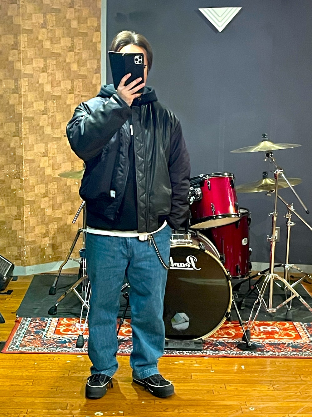 「NEIGHBORHOOD、wtaps、converse、ビッグシルエット、ストリート、シンプル、大人カジュアル、パーカー、デニム、ペインターパンツ、MA-1、お洒落さんとつながりたい、いいね、save、フォローお願いします🤑、冬コーデ、スニーカー」｜「NEIGHBORHOODのアイテム（MA-1、ブラック系）」を使った、minetoraさん（メンズ・171cm）の冬コーディネートの1枚目の写真